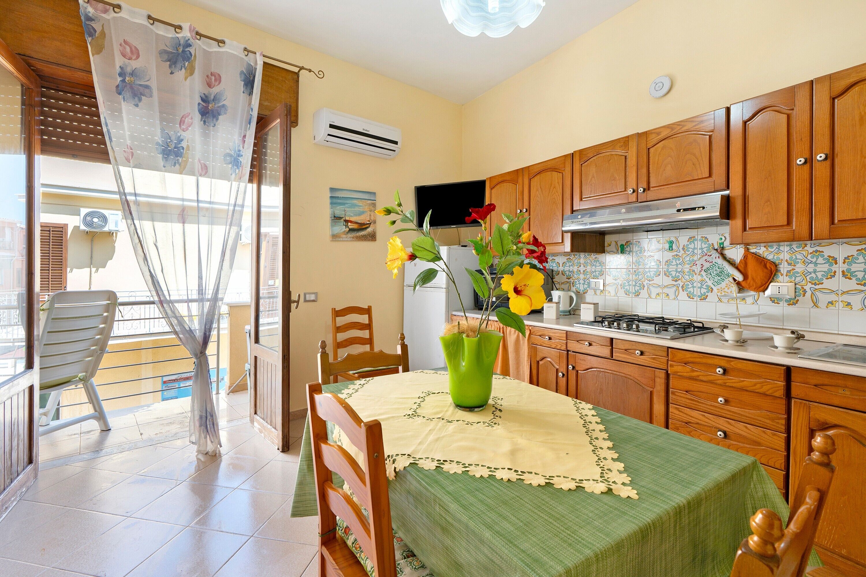 Coffee/tea maker, fridge, oven, stovetop