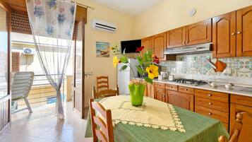 Coffee/tea maker, fridge, oven, stovetop