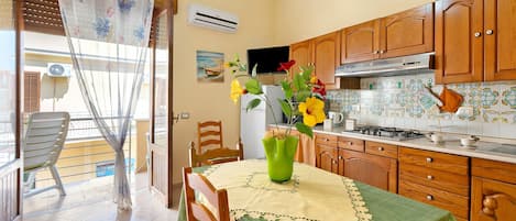 Coffee/tea maker, fridge, oven, stovetop