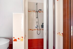 Douche, sèche-cheveux, serviettes fournies