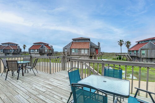 Walk to Matagorda Beach! Condo w/ Pool Access