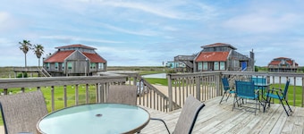 Walk to Matagorda Beach! Condo w/ Pool Access