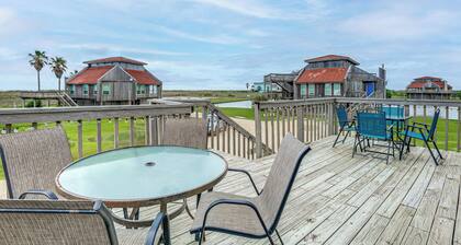 Walk to Matagorda Beach! Condo w/ Pool Access