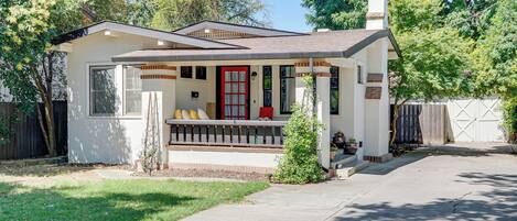 บ้านพัก (2 Bedrooms) | ด้านหน้าที่พัก