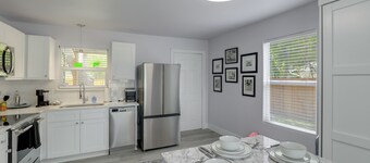 New! Walk to Square - Granbury Gem w/ Hot Tub
