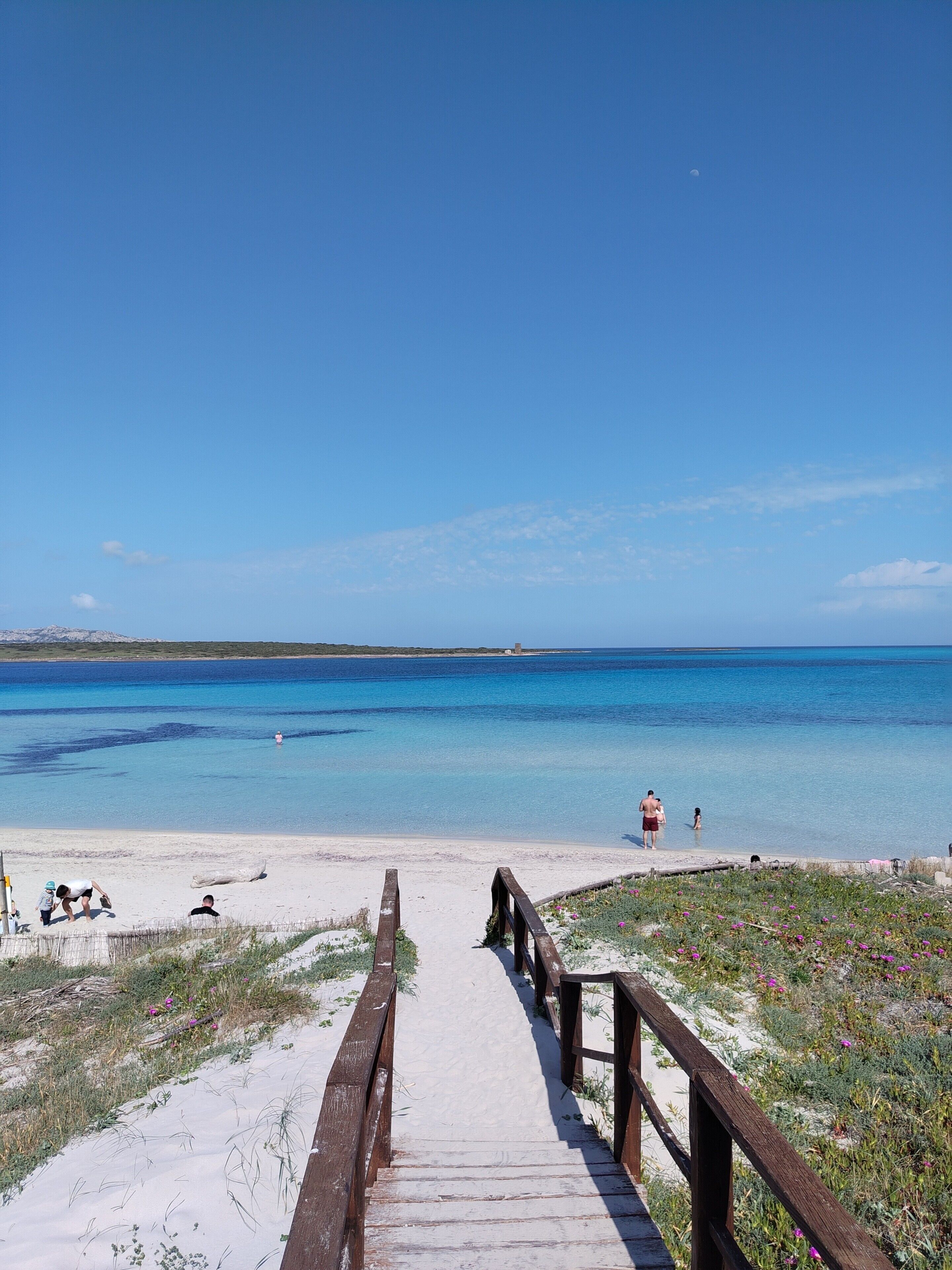 Una spiaggia nelle vicinanze