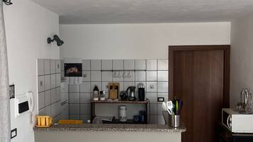 Frigorifero, microonde, piano cottura, macchina per tè/caffè