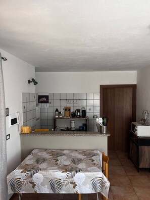 Fridge, microwave, stovetop, coffee/tea maker - Lola House Between Alghero and Stintino (Palmadula)