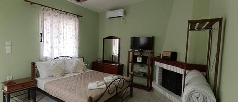 Tabla de planchar con plancha, wifi y ropa de cama