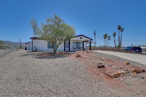 A single-story building with a covered outdoor area, a small tree, and a gravel driveway. - Off-roading & Boating Base! 4 Mi to Lake Havasu (Lake Havasu City)