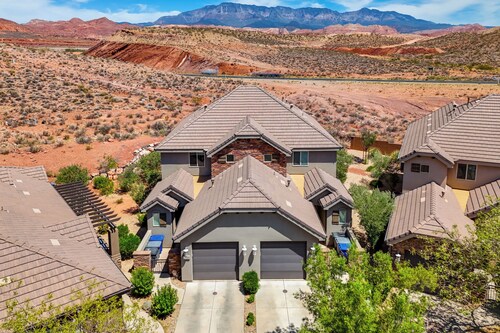 9 Mi to Sand Hollow! Family Duplex w/ Resort Perks
