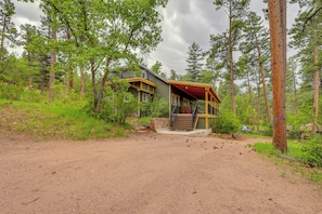 A cabin with a porch, surrounded by trees and a dirt path. - Linger Longer Mtn-view San Isabel Forest Haven (Beulah)