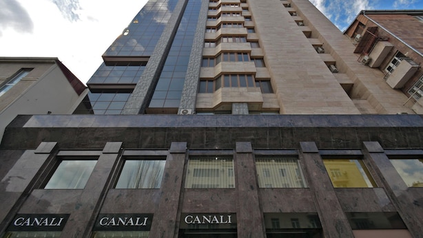 Een hoog gebouw met meerdere 'CANALI'-aanduidingen op de begane grond, wat duidt op een hotel of commercieel pand.