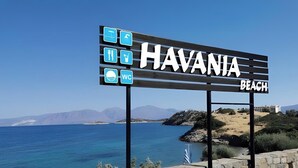 Bordje voor Havania Beach met iconen voor een strand, restaurant en toilet.