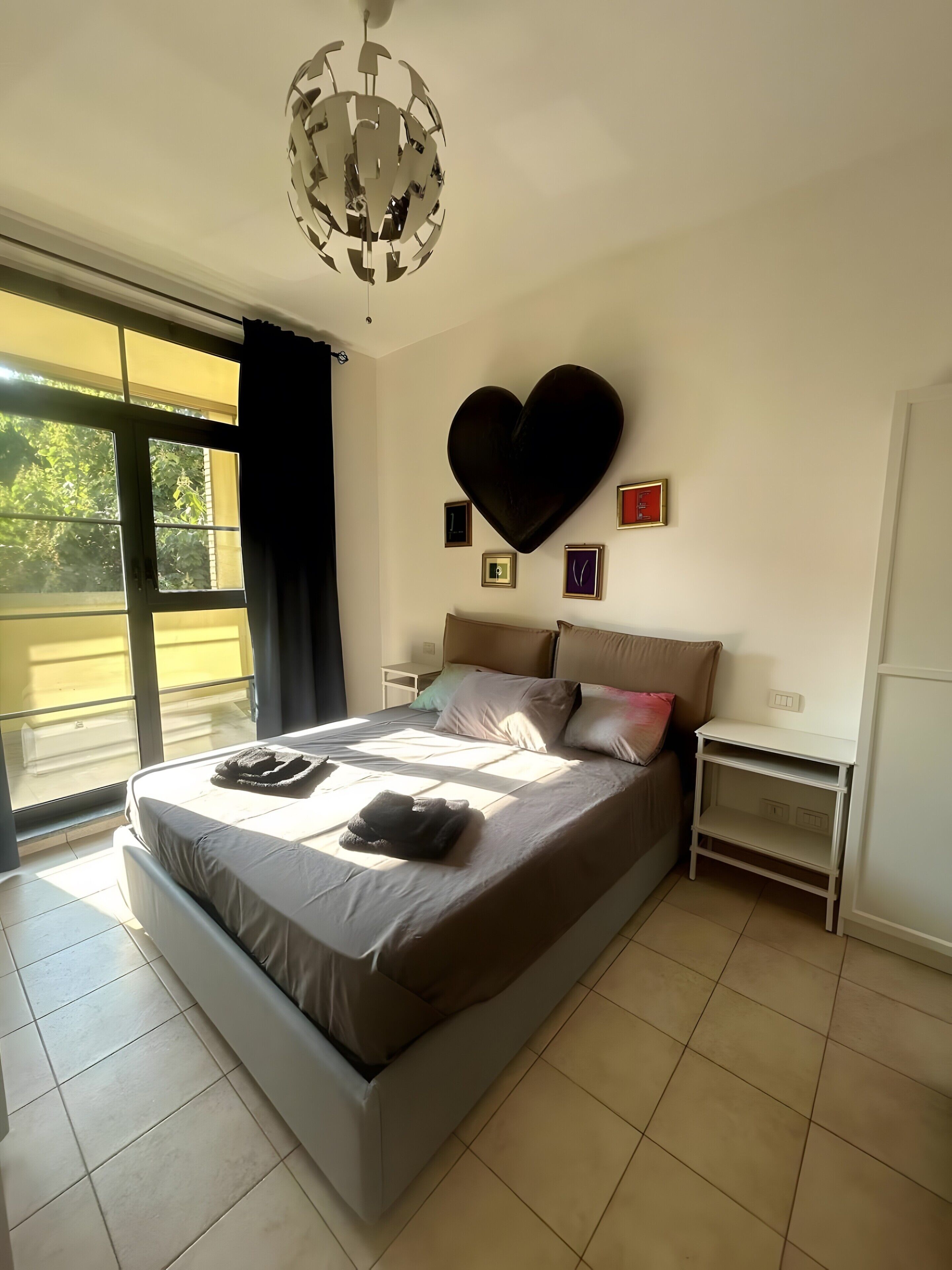 Tabla de planchar con plancha, wifi y ropa de cama 