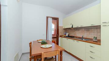 Fridge, microwave, stovetop, cookware/dishes/utensils