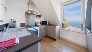 Cafetera y tetera, refrigerador, microondas y horno 