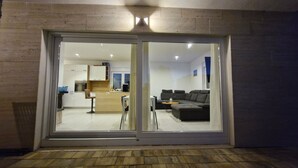 Un interno moderno con cucina, zona pranzo e soggiorno.