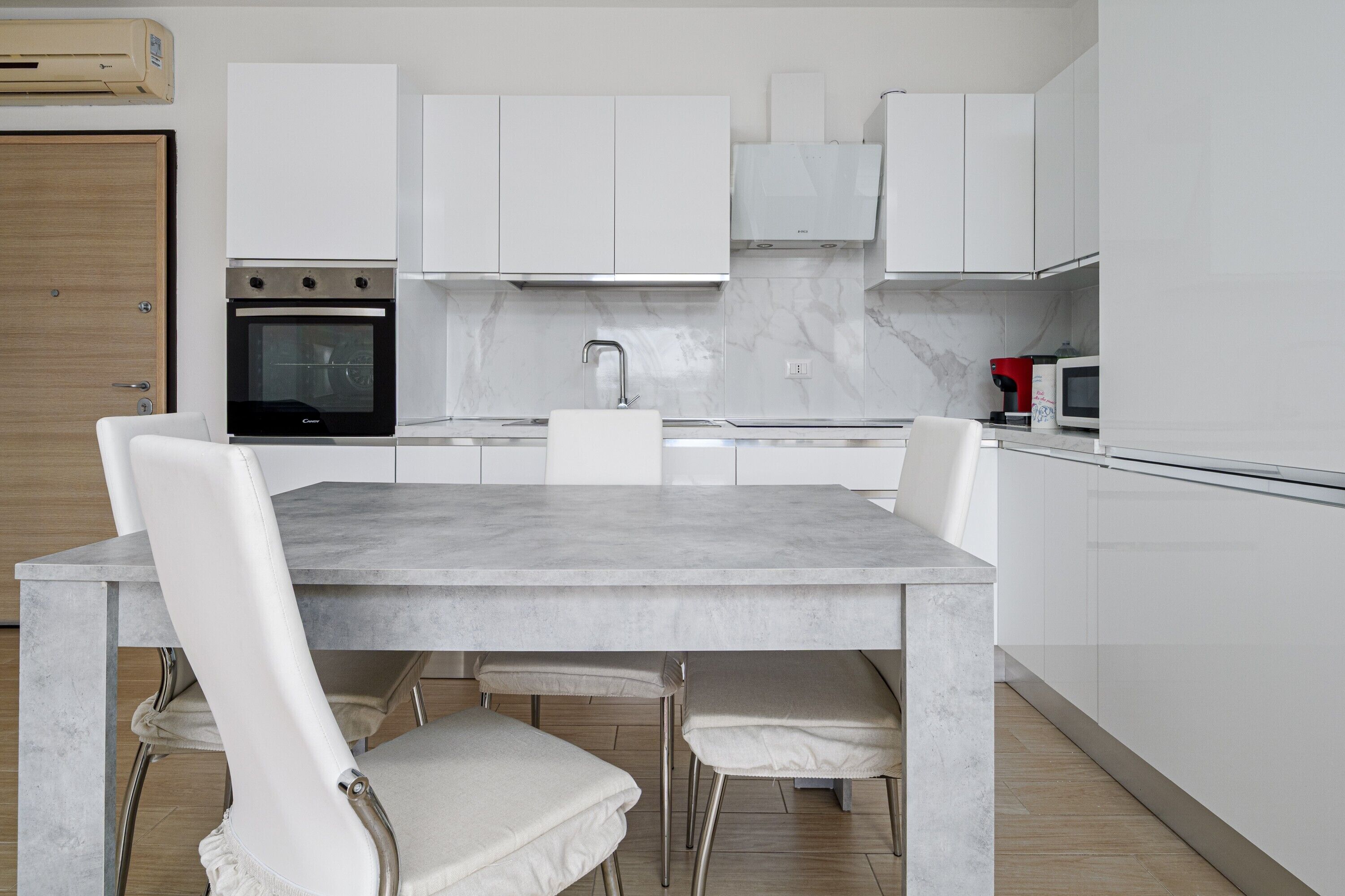 Frigorifero, microonde, forno, piano cottura