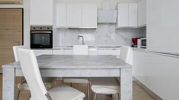 Frigorifero, microonde, forno, piano cottura