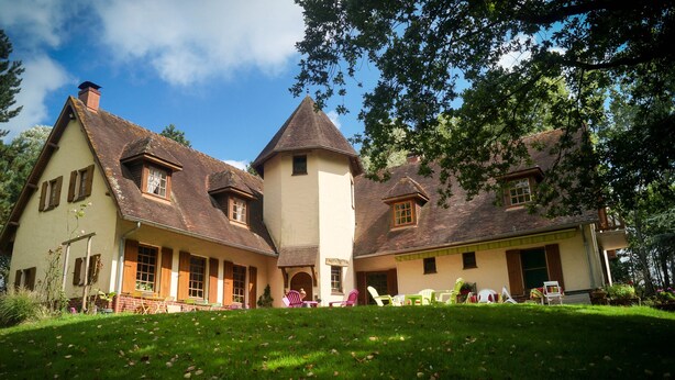 A traditional European-style building with a central tower, multiple windows, and a well-maintained lawn. - Guest Room “Le Manoir Du Tertre - Room 2” with Terrace, Garden and Wi-Fi (Saint-Josse)
