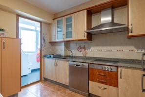 Wasserkocher mit Kaffee-/Teezubehör, Kühlschrank, Mikrowelle, Ofen