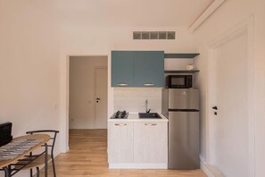 Chambre Familiale, balcon, vue ville | Cuisine privée
