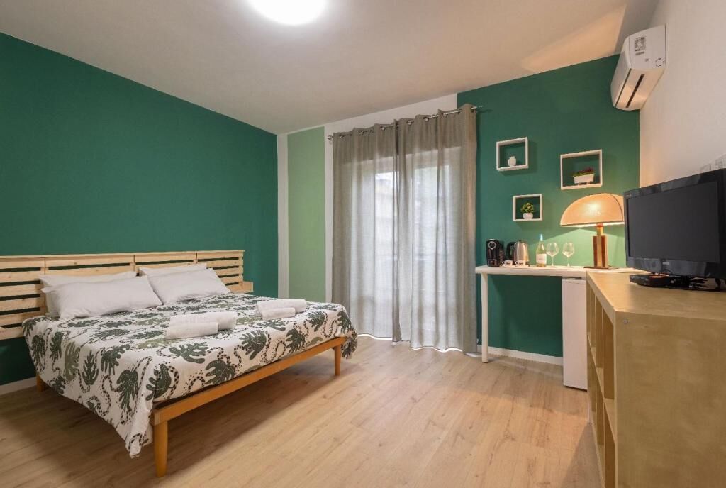 Chambre Triple Classique, balcon, vue ville | Rideaux occultants, chambres insonorisées, fer et planche à repasser