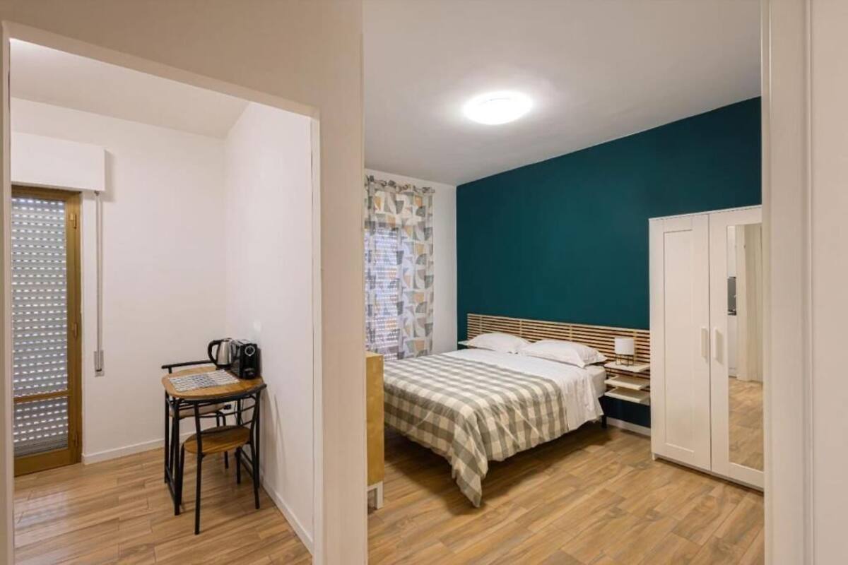 Habitación familiar, balcón, vista a la ciudad | Cortinas blackout, insonorización y tabla de planchar con plancha