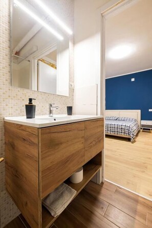 Chambre Double Familiale, vue jardin | Salle de bain