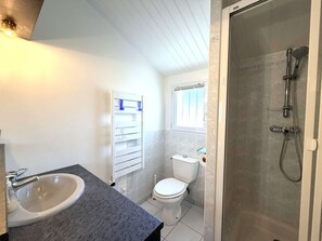 Ein Badezimmer mit Waschbecken, Toilette und Dusche.