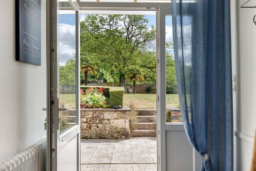 Holiday Home “La Maison De Vacances” with Private Terrace, Garden, and Wi-Fi