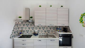 Frigorifero, forno, piano cottura, lavastoviglie