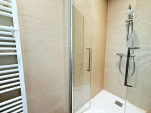 Douche, sèche-cheveux, papier toilette