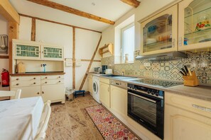 Fridge, microwave, oven, stovetop - Vacation Home in Historic Timber-Framed House with Ballroom – Extra Bookable (Braunlage)