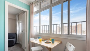 Un petit coin repas avec une table, des chaises et des aliments pour le petit-déjeuner.