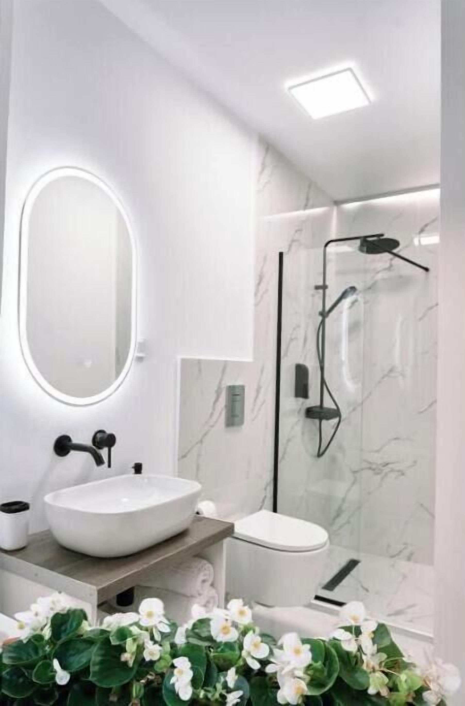 Douche, sèche-cheveux, serviettes fournies, savon