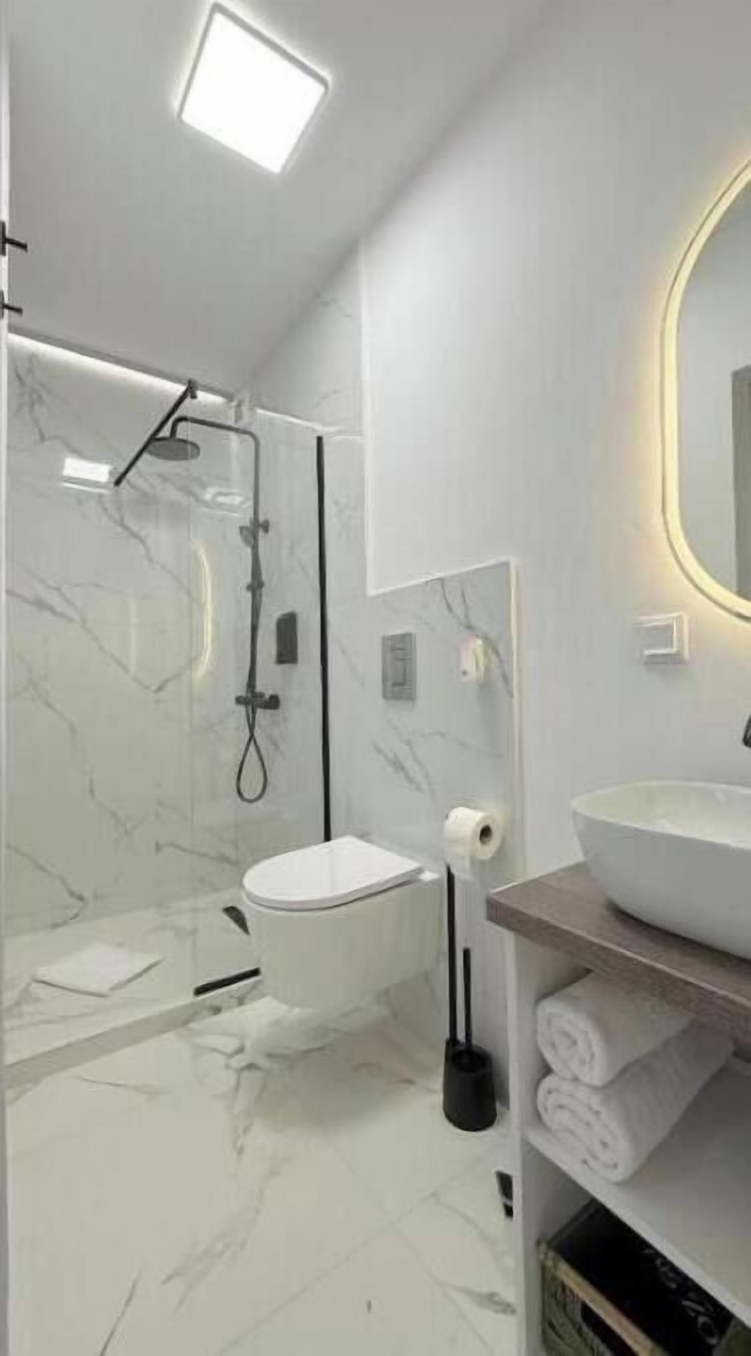 Douche, sèche-cheveux, serviettes fournies, savon