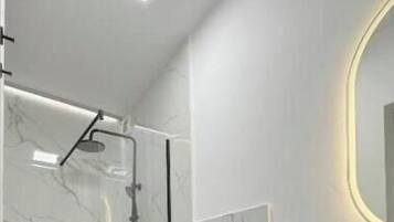 Douche, sèche-cheveux, serviettes fournies, savon