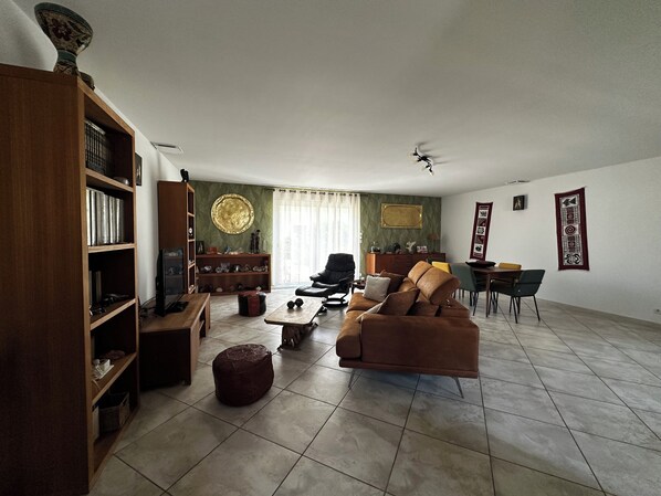 TV, DVD player, livros, aparelho de som
