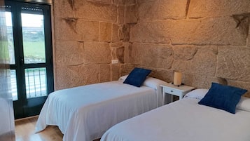 3 slaapkamers, een strijkplank/strijkijzer, internet, beddengoed