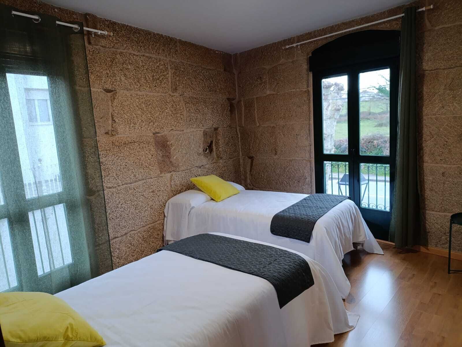 Tabla de planchar con plancha, internet y ropa de cama 