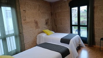 Tabla de planchar con plancha, internet y ropa de cama