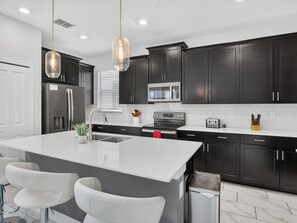 Private kitchen - Modern Championsgate Pool Villa Waterparks! Disney. 616 (Kissimmee)
