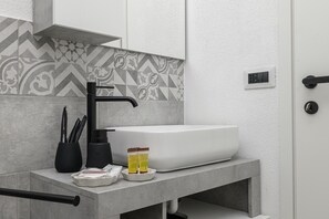 Shower, hair dryer, towels - Apartment 'Corallo' with Wi-Fi and Air Conditioning (Olbia)