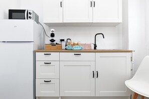 Kühlschrank, Mikrowelle, Wasserkocher mit Kaffee-/Teezubehör