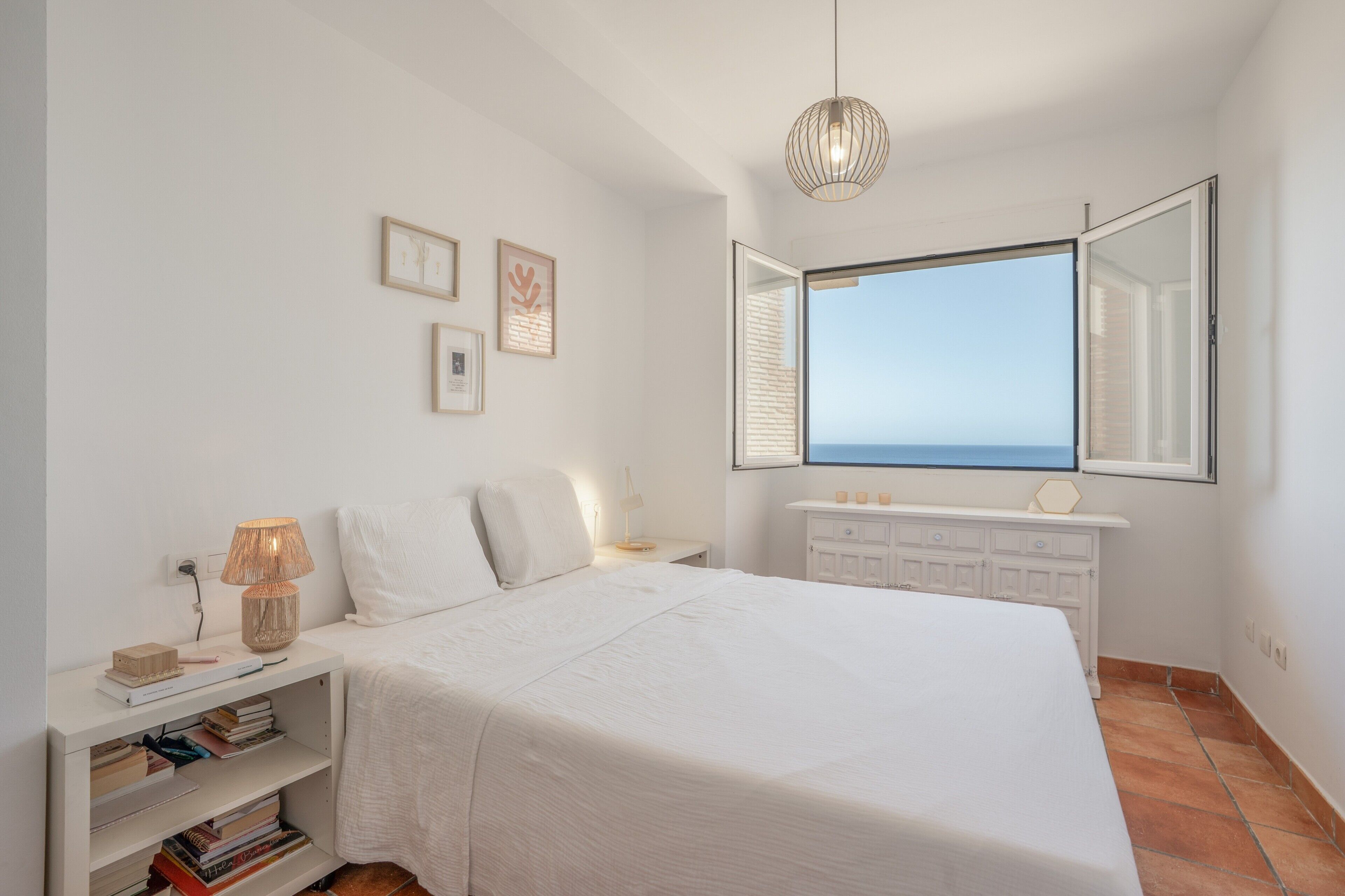 Tabla de planchar con plancha, wifi y ropa de cama 