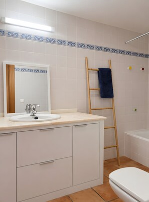 Bathroom - Holiday Home 'Cocon' with Sea View, Wi-Fi and Air Conditioning (La Herradura)