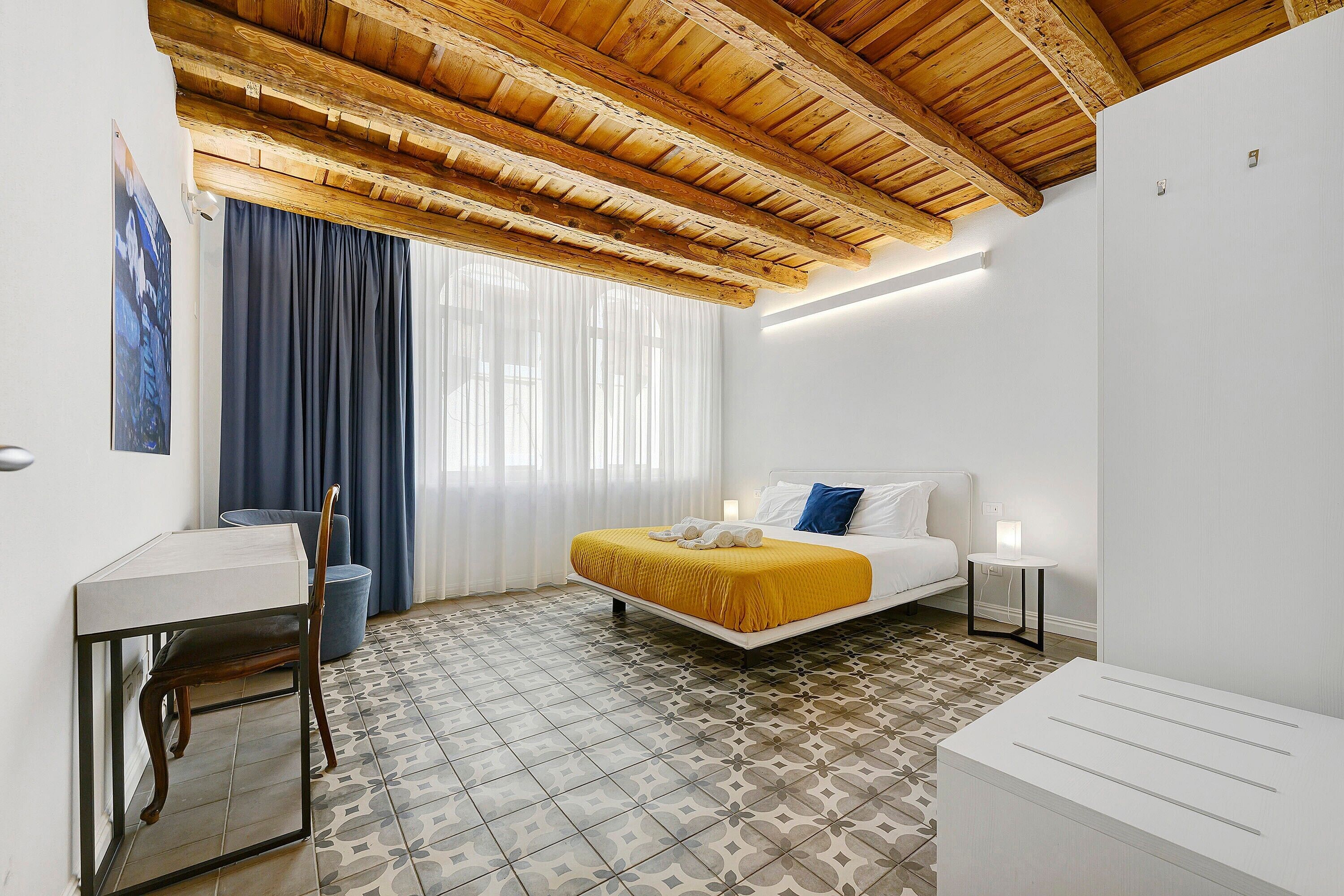 Tabla de planchar con plancha, wifi y ropa de cama 