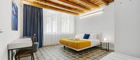 Tabla de planchar con plancha, wifi y ropa de cama